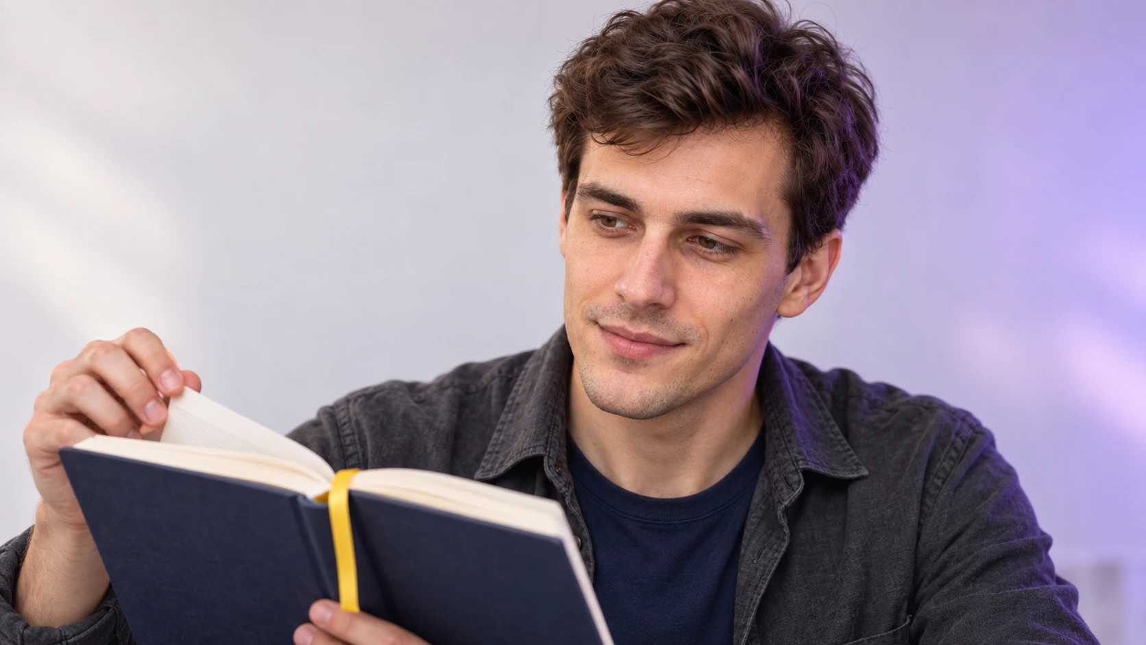 Денис перелистывает книгу с жёлтой закладкой: граница продолжения при постраничном чтении